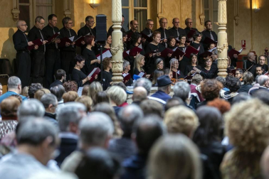 Acto institucional de celebración del Día de Navarra, en el que la presidenta María Chivite ha entregado la Medalla de Oro de la comunidad a la asociación de daño cerebral ADACEN.
