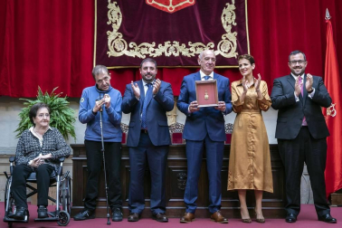 Acto institucional de celebración del Día de Navarra, en el que la presidenta María Chivite ha entregado la Medalla de Oro de la comunidad a la asociación de daño cerebral ADACEN.