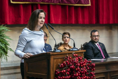 Acto institucional de celebración del Día de Navarra, en el que la presidenta María Chivite ha entregado la Medalla de Oro de la comunidad a la asociación de daño cerebral ADACEN.