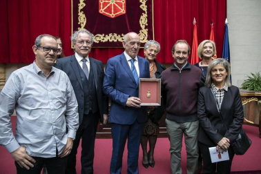 Acto institucional de celebración del Día de Navarra, en el que la presidenta María Chivite ha entregado la Medalla de Oro de la comunidad a la asociación de daño cerebral ADACEN.
