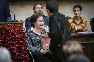 Acto institucional de celebración del Día de Navarra, en el que la presidenta María Chivite ha entregado la Medalla de Oro de la comunidad a la asociación de daño cerebral ADACEN.