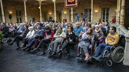 Acto institucional de celebración del Día de Navarra, en el que la presidenta María Chivite ha entregado la Medalla de Oro de la comunidad a la asociación de daño cerebral ADACEN.