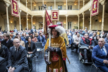Acto institucional de celebración del Día de Navarra, en el que la presidenta María Chivite ha entregado la Medalla de Oro de la comunidad a la asociación de daño cerebral ADACEN.