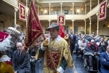 Acto institucional de celebración del Día de Navarra, en el que la presidenta María Chivite ha entregado la Medalla de Oro de la comunidad a la asociación de daño cerebral ADACEN.