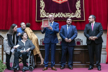 Acto institucional de celebración del Día de Navarra, en el que la presidenta María Chivite ha entregado la Medalla de Oro de la comunidad a la asociación de daño cerebral ADACEN.