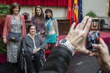 Acto institucional de celebración del Día de Navarra, en el que la presidenta María Chivite ha entregado la Medalla de Oro de la comunidad a la asociación de daño cerebral ADACEN.