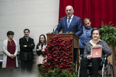 Acto institucional de celebración del Día de Navarra, en el que la presidenta María Chivite ha entregado la Medalla de Oro de la comunidad a la asociación de daño cerebral ADACEN.