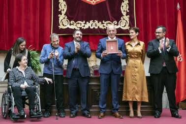 Acto institucional de celebración del Día de Navarra, en el que la presidenta María Chivite ha entregado la Medalla de Oro de la comunidad a la asociación de daño cerebral ADACEN.