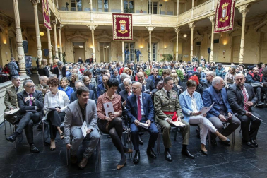 Acto institucional de celebración del Día de Navarra, en el que la presidenta María Chivite ha entregado la Medalla de Oro de la comunidad a la asociación de daño cerebral ADACEN.