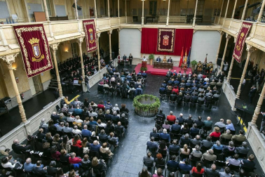 Acto institucional de celebración del Día de Navarra, en el que la presidenta María Chivite ha entregado la Medalla de Oro de la comunidad a la asociación de daño cerebral ADACEN.