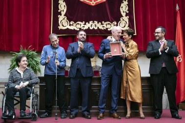 Acto institucional de celebración del Día de Navarra, en el que la presidenta María Chivite ha entregado la Medalla de Oro de la comunidad a la asociación de daño cerebral ADACEN.
