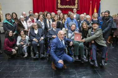 Acto institucional de celebración del Día de Navarra, en el que la presidenta María Chivite ha entregado la Medalla de Oro de la comunidad a la asociación de daño cerebral ADACEN.