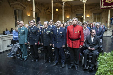 Acto institucional de celebración del Día de Navarra, en el que la presidenta María Chivite ha entregado la Medalla de Oro de la comunidad a la asociación de daño cerebral ADACEN.
