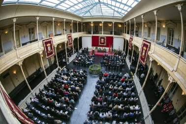 Acto institucional de celebración del Día de Navarra, en el que la presidenta María Chivite ha entregado la Medalla de Oro de la comunidad a la asociación de daño cerebral ADACEN.