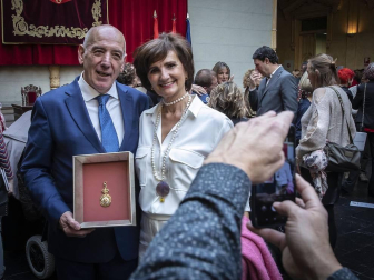 Acto institucional de celebración del Día de Navarra, en el que la presidenta María Chivite ha entregado la Medalla de Oro de la comunidad a la asociación de daño cerebral ADACEN.
