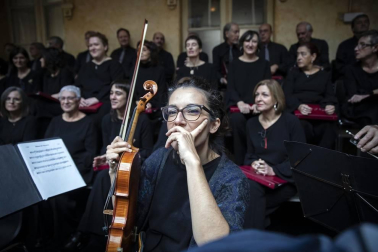 Acto institucional de celebración del Día de Navarra, en el que la presidenta María Chivite ha entregado la Medalla de Oro de la comunidad a la asociación de daño cerebral ADACEN.