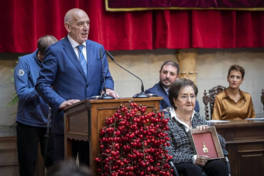 Acto institucional de celebración del Día de Navarra, en el que la presidenta María Chivite ha entregado la Medalla de Oro de la comunidad a la asociación de daño cerebral ADACEN.