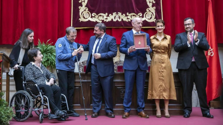 Acto institucional de celebración del Día de Navarra, en el que la presidenta María Chivite ha entregado la Medalla de Oro de la comunidad a la asociación de daño cerebral ADACEN.