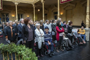 Acto institucional de celebración del Día de Navarra, en el que la presidenta María Chivite ha entregado la Medalla de Oro de la comunidad a la asociación de daño cerebral ADACEN.