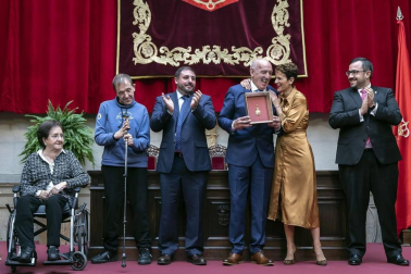 Acto institucional de celebración del Día de Navarra, en el que la presidenta María Chivite ha entregado la Medalla de Oro de la comunidad a la asociación de daño cerebral ADACEN.