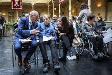 Acto institucional de celebración del Día de Navarra, en el que la presidenta María Chivite ha entregado la Medalla de Oro de la comunidad a la asociación de daño cerebral ADACEN.