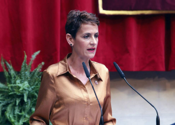 Acto institucional de celebración del Día de Navarra, en el que la presidenta María Chivite ha entregado la Medalla de Oro de la comunidad a la asociación de daño cerebral ADACEN.