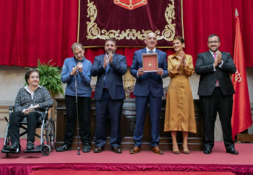 Acto institucional de celebración del Día de Navarra, en el que la presidenta María Chivite ha entregado la Medalla de Oro de la comunidad a la asociación de daño cerebral ADACEN.
