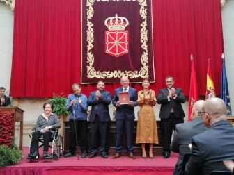 Acto institucional de celebración del Día de Navarra, en el que la presidenta María Chivite ha entregado la Medalla de Oro de la comunidad a la asociación de daño cerebral ADACEN.