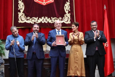 Acto institucional de celebración del Día de Navarra, en el que la presidenta María Chivite ha entregado la Medalla de Oro de la comunidad a la asociación de daño cerebral ADACEN.