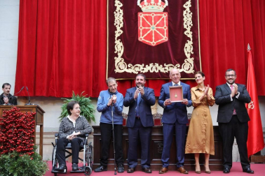 Acto institucional de celebración del Día de Navarra, en el que la presidenta María Chivite ha entregado la Medalla de Oro de la comunidad a la asociación de daño cerebral ADACEN.