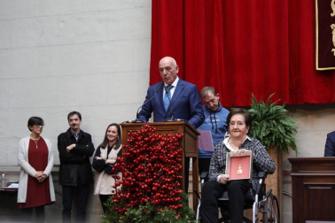 Acto institucional de celebración del Día de Navarra, en el que la presidenta María Chivite ha entregado la Medalla de Oro de la comunidad a la asociación de daño cerebral ADACEN.