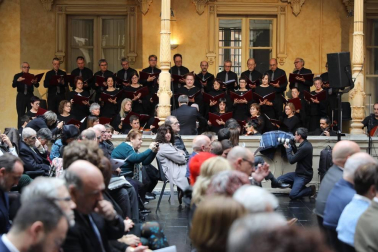 Acto institucional de celebración del Día de Navarra, en el que la presidenta María Chivite ha entregado la Medalla de Oro de la comunidad a la asociación de daño cerebral ADACEN.
