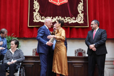 Acto institucional de celebración del Día de Navarra, en el que la presidenta María Chivite ha entregado la Medalla de Oro de la comunidad a la asociación de daño cerebral ADACEN.
