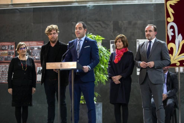 Fotografías del acto institucional de conmemoración del 40 aniversario de las primeras elecciones democráticas que ha tenido lugar en el Parlamento de Navarra.