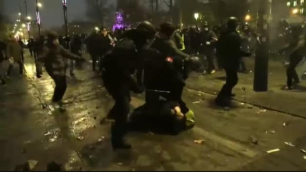 Enfrentamientos entre manifestantes y la policía en París