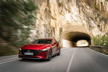 Imágenes del Mazda3 con el nuevo y revolucionario motor único en el mundo de 180 CV que se basa en ignición por compresión controlado por chispa y se beneficia de las ventajas tanto de los motores de gasolina como de los diésel.