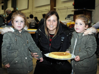 El pasado jueves 28 de noviembre, los habitantes de la localidad navarra de Cadreita pudieron disfrutar en familia o entre amigos de un concurso de tortillas de patata y de una degustación de las tortillas presentadas. El premio al mejor plato era un jamón y un lote de vino, lo mejor para entrar en los preparativos de Navidad.