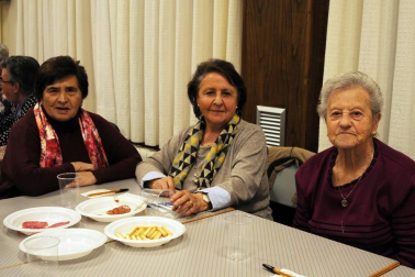 El pasado jueves 28 de noviembre, los habitantes de la localidad navarra de Cadreita pudieron disfrutar en familia o entre amigos de un concurso de tortillas de patata y de una degustación de las tortillas presentadas. El premio al mejor plato era un jamón y un lote de vino, lo mejor para entrar en los preparativos de Navidad.