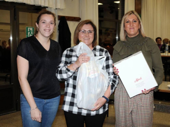 El pasado jueves 28 de noviembre, los habitantes de la localidad navarra de Cadreita pudieron disfrutar en familia o entre amigos de un concurso de tortillas de patata y de una degustación de las tortillas presentadas. El premio al mejor plato era un jamón y un lote de vino, lo mejor para entrar en los preparativos de Navidad.
