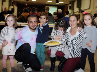 El pasado jueves 28 de noviembre, los habitantes de la localidad navarra de Cadreita pudieron disfrutar en familia o entre amigos de un concurso de tortillas de patata y de una degustación de las tortillas presentadas. El premio al mejor plato era un jamón y un lote de vino, lo mejor para entrar en los preparativos de Navidad.