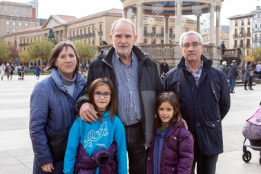 El pasado viernes, un ambiente festivo se podía sentir en el centro de la capital navarra. Mientras los mayores buscaban tomar un vermú o un pincho, los pequeños esperaban con ganas volver a ver el fabuloso baile de los gigantes de la comparsa de Pamplona durante para la festividad de San Saturnino.