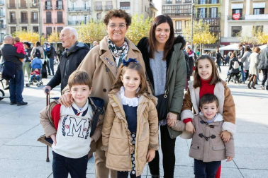 El pasado viernes, un ambiente festivo se podía sentir en el centro de la capital navarra. Mientras los mayores buscaban tomar un vermú o un pincho, los pequeños esperaban con ganas volver a ver el fabuloso baile de los gigantes de la comparsa de Pamplona durante para la festividad de San Saturnino.