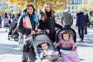 El pasado viernes, un ambiente festivo se podía sentir en el centro de la capital navarra. Mientras los mayores buscaban tomar un vermú o un pincho, los pequeños esperaban con ganas volver a ver el fabuloso baile de los gigantes de la comparsa de Pamplona durante para la festividad de San Saturnino.