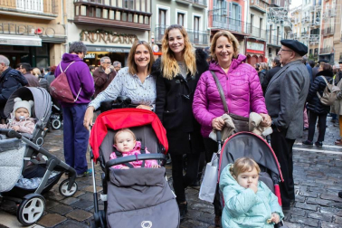 El pasado viernes, un ambiente festivo se podía sentir en el centro de la capital navarra. Mientras los mayores buscaban tomar un vermú o un pincho, los pequeños esperaban con ganas volver a ver el fabuloso baile de los gigantes de la comparsa de Pamplona durante para la festividad de San Saturnino.