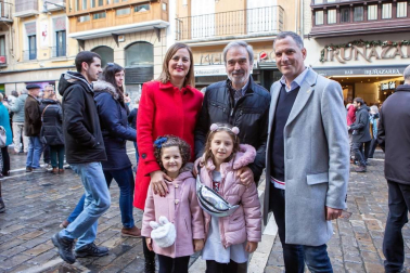 El pasado viernes, un ambiente festivo se podía sentir en el centro de la capital navarra. Mientras los mayores buscaban tomar un vermú o un pincho, los pequeños esperaban con ganas volver a ver el fabuloso baile de los gigantes de la comparsa de Pamplona durante para la festividad de San Saturnino.