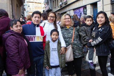 El pasado viernes, un ambiente festivo se podía sentir en el centro de la capital navarra. Mientras los mayores buscaban tomar un vermú o un pincho, los pequeños esperaban con ganas volver a ver el fabuloso baile de los gigantes de la comparsa de Pamplona durante para la festividad de San Saturnino.