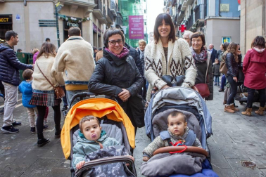 El pasado viernes, un ambiente festivo se podía sentir en el centro de la capital navarra. Mientras los mayores buscaban tomar un vermú o un pincho, los pequeños esperaban con ganas volver a ver el fabuloso baile de los gigantes de la comparsa de Pamplona durante para la festividad de San Saturnino.