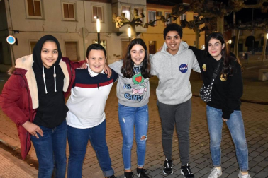 Las Fiestas de Invierno de Castejón son un motivo para reencontrarse en las calles del pueblo y compartir un pincho y un vino con unos amigos. Además, las familias y los grupos de adolescentes pudieron disfrutar de un ambiente muy especial viendo el toro de fuego y paseando por las diversas atracciones instaladas para la ocasión.