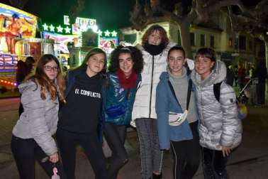 Las Fiestas de Invierno de Castejón son un motivo para reencontrarse en las calles del pueblo y compartir un pincho y un vino con unos amigos. Además, las familias y los grupos de adolescentes pudieron disfrutar de un ambiente muy especial viendo el toro de fuego y paseando por las diversas atracciones instaladas para la ocasión.