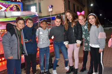 Las Fiestas de Invierno de Castejón son un motivo para reencontrarse en las calles del pueblo y compartir un pincho y un vino con unos amigos. Además, las familias y los grupos de adolescentes pudieron disfrutar de un ambiente muy especial viendo el toro de fuego y paseando por las diversas atracciones instaladas para la ocasión.